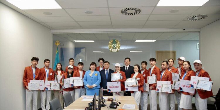 ОБЛЫС ӘКІМІНІҢ ОРЫНБАСАРЫ «WORLDSKILLS» ЖЕҢІМПАЗДАРЫН ҚАБЫЛДАП, ЖЕҢІСТЕРІМЕН ҚҰТТЫҚТАДЫ
