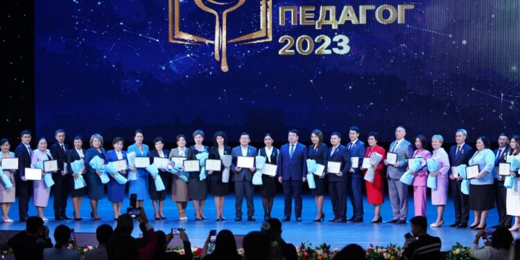 ТҮРКІСТАНДЫҚ ҰСТАЗДАР РЕСПУБЛИКАЛЫҚ «ҮЗДІК ПЕДАГОГ-2023» БАЙҚАУЫНДА ЖЕҢІМПАЗ АТАНДЫ