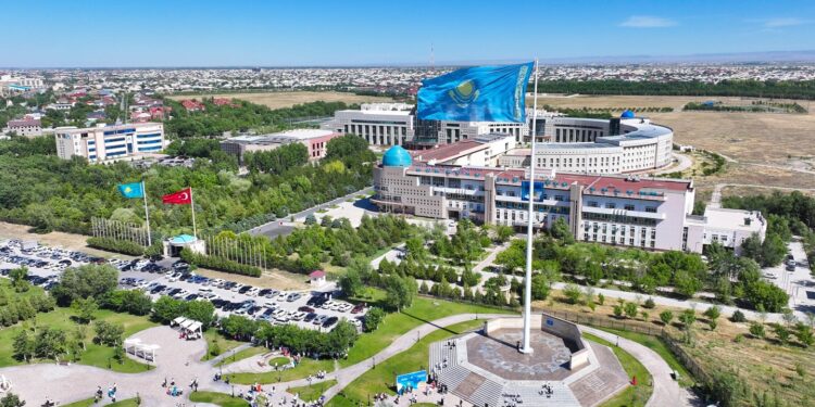 ҚР Мемлекеттік рәміздер күніне орай,  Түркістан қаласында-Мемлекеттік туды көтеру рәсімі өтті.