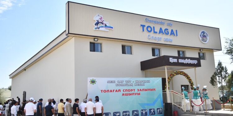 Отырар ауданында,Кәсіпкер аулына арнап спорт кешенін салып берді.