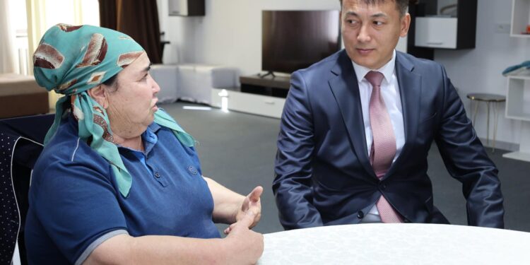 АУДАН ӘКІМІ ӘЛЕУМЕТТІК ҚЫЗМЕТТЕР КӨРСЕТУ ОРТАЛЫҒЫНДАҒЫ ҚАРТТАРДЫҢ ЖАҒДАЙЫН БІЛДІ