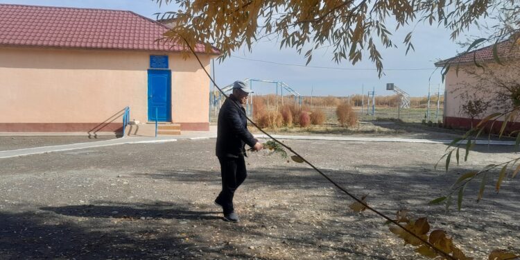 Сауран ауданы Қожанов ауыл клубы тазалық науқанына ат салысуда.