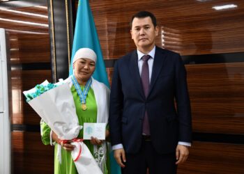 ОТЫРАР АУДАНЫНЫҢ АНАЛАРЫНА АЛТЫН АЛҚА ТАБЫСТАЛДЫ