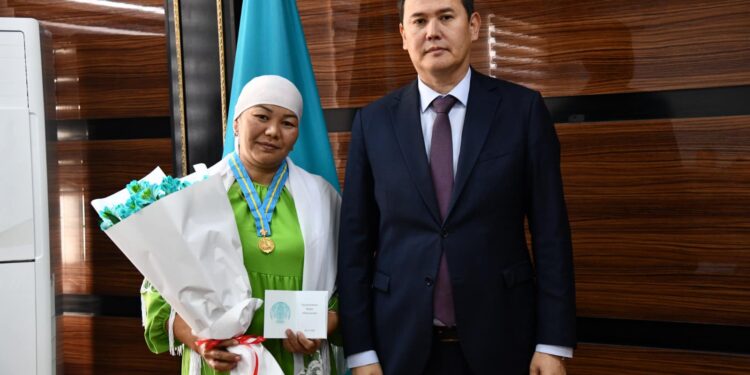 ОТЫРАР АУДАНЫНЫҢ АНАЛАРЫНА АЛТЫН АЛҚА ТАБЫСТАЛДЫ