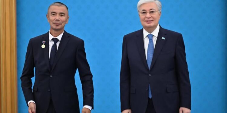 ТҮРКІСТАНДЫҚ ҰСТАЗ МЕМЛЕКЕТ БАСШЫСЫНЫҢ МАРАПАТЫН АЛДЫ.