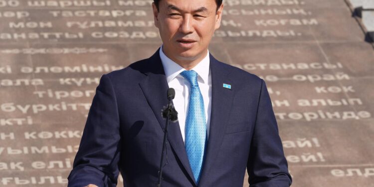 ТҮРКІСТАНДА РЕСПУБЛИКА КҮНІ МЕМЛЕКЕТТІК ТУДЫ КӨТЕРУ РӘСІМІ ӨТТІ