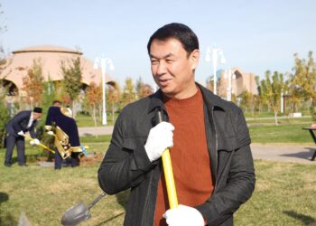 ТҮРКІСТАНДА РЕСПУБЛИКА КҮНІНЕ ОРАЙ 100 ТҮП АҒАШ ОТЫРҒЫЗЫЛДЫ.