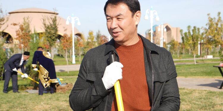 ТҮРКІСТАНДА РЕСПУБЛИКА КҮНІНЕ ОРАЙ 100 ТҮП АҒАШ ОТЫРҒЫЗЫЛДЫ.