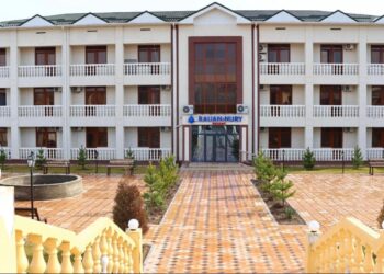 ТҮРКІСТАН: САРЫАҒАШТА 6 ЖЫЛДА 139 ЖОБАНЫ ЖҮЗЕГЕ АСЫРУ ЖОСПАРЛАНДЫ. Түркістан облысының аудан, қалаларын дамыту стратегиясын бекіту жұмыстары жалғасуда. Бүгін Сарыағаш ауданын дамыту жоспары талқыланды. Өңір басшысы Дархан Сатыбалды Сарыағаштың әлеуеті толық қолданылмай отырғанын айтып, аудан әкімі мен басқарма басшыларына жұмысты жүйелеуді тапсырды. Басым бағыттар – өндіріс орындарын көбейту, туризмді дамыту, ауыл шаруашылығында жаңа технологияларды қолданып, өнімділікті арттыру. – Ізденіс, даму, өзгеріс керек. Ізденбейтін, өзгеруді қаламайтын адамның, басшының жетістікке жетуі қиын. Жан-жақты зерделеп, тиісті жұмыс жүргізіңіздер. Бір зауыт тоқтап қалса, көрсеткіш түсіп кетпеуі үшін өндіріс орындарын көбейтіңіздер. Ауданның туристік, өндірістік, логистикалық, транзиттің мүмкіндігі жоғары. Ауыл шаруашылығын дамытуға да қолайлы. Жүйелі жұмыс қажет, – деді Дархан Сатыбалды. Сарыағаш ауданының әкімі Арман Абдуллаевтың айтуынша, ауданды дамыту жоспары жан-жақты сараланып, барлық сала зерделенген. 2030 жылға дейінгі даму жоспарына сәйкес ауданда 139 жобаның тізімі жасалған. Құны 144,2 млрд. теңге болатын жобалар арқылы 4663 жаңа жұмыс орны ашылмақ. Оның ішінде өнеркәсіп саласында 51, туризм саласында 25, ауыл шаруашылығында 31, құрылыста 17, қызмет көрсету саласында 15 жоба жоспарланған. Нәтижесінде 2030 жылы ауданның жалпы өңірлік өнім көлемі 747,9 млрд. теңгені құрап, 2,5 есеге артады деп күтіліп отыр. Алдағы 6 жылда 527,6 млрд. теңге инвестиция тартылып, көлемі 2030 жылы 3,8 есе артады деп көзделген. «Сарыағаш» индустриалды аймағында жеңіл өнеркәсіп, жиһаз өндірісі, кілем, пластмасса және резеңке бұйымдарын өндіру жобалары жүзеге асады деп жоспарлануда.