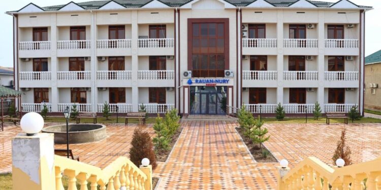 ТҮРКІСТАН: САРЫАҒАШТА 6 ЖЫЛДА 139 ЖОБАНЫ ЖҮЗЕГЕ АСЫРУ ЖОСПАРЛАНДЫ. Түркістан облысының аудан, қалаларын дамыту стратегиясын бекіту жұмыстары жалғасуда. Бүгін Сарыағаш ауданын дамыту жоспары талқыланды. Өңір басшысы Дархан Сатыбалды Сарыағаштың әлеуеті толық қолданылмай отырғанын айтып, аудан әкімі мен басқарма басшыларына жұмысты жүйелеуді тапсырды. Басым бағыттар – өндіріс орындарын көбейту, туризмді дамыту, ауыл шаруашылығында жаңа технологияларды қолданып, өнімділікті арттыру. – Ізденіс, даму, өзгеріс керек. Ізденбейтін, өзгеруді қаламайтын адамның, басшының жетістікке жетуі қиын. Жан-жақты зерделеп, тиісті жұмыс жүргізіңіздер. Бір зауыт тоқтап қалса, көрсеткіш түсіп кетпеуі үшін өндіріс орындарын көбейтіңіздер. Ауданның туристік, өндірістік, логистикалық, транзиттің мүмкіндігі жоғары. Ауыл шаруашылығын дамытуға да қолайлы. Жүйелі жұмыс қажет, – деді Дархан Сатыбалды. Сарыағаш ауданының әкімі Арман Абдуллаевтың айтуынша, ауданды дамыту жоспары жан-жақты сараланып, барлық сала зерделенген. 2030 жылға дейінгі даму жоспарына сәйкес ауданда 139 жобаның тізімі жасалған. Құны 144,2 млрд. теңге болатын жобалар арқылы 4663 жаңа жұмыс орны ашылмақ. Оның ішінде өнеркәсіп саласында 51, туризм саласында 25, ауыл шаруашылығында 31, құрылыста 17, қызмет көрсету саласында 15 жоба жоспарланған. Нәтижесінде 2030 жылы ауданның жалпы өңірлік өнім көлемі 747,9 млрд. теңгені құрап, 2,5 есеге артады деп күтіліп отыр. Алдағы 6 жылда 527,6 млрд. теңге инвестиция тартылып, көлемі 2030 жылы 3,8 есе артады деп көзделген. «Сарыағаш» индустриалды аймағында жеңіл өнеркәсіп, жиһаз өндірісі, кілем, пластмасса және резеңке бұйымдарын өндіру жобалары жүзеге асады деп жоспарлануда.