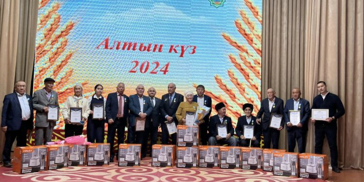 ТҮРКІСТАН: ТҮЛКІБАСТАҒЫ «АЛТЫН КҮЗ» МЕРЕКЕСІНДЕ ЕҢБЕК ОЗАТТАРЫ МАРАПАТТАЛЫП, ЖӘРМЕҢКЕ ӨТКІЗІЛДІ.