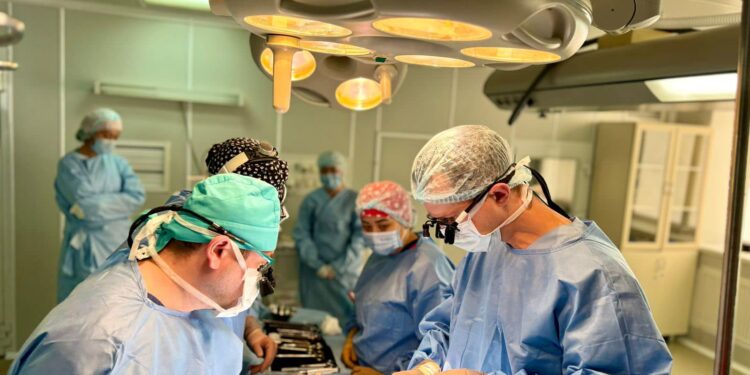 ТҮРКІСТАН ОБЛЫСЫНДА БЕЛАРУСИЯЛЫҚ ДӘРІГЕРЛЕР ЖҮРЕГІНДЕ АҚАУЫ БАР БАЛАЛАРҒА ОТА ЖАСАП ЖАТЫР.