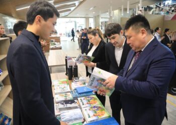 ТҮРКІСТАН ТӨРІНДЕ «ПАРАҚTIMES» КІТАП ЖӘРМЕҢКЕСІ ӨТІП ЖАТЫР