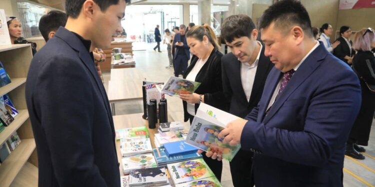 ТҮРКІСТАН ТӨРІНДЕ «ПАРАҚTIMES» КІТАП ЖӘРМЕҢКЕСІ ӨТІП ЖАТЫР