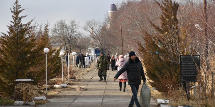 «ТАЗА ҚАЗАҚСТАН»: ТҮРКІСТАН ОБЛЫСЫНДАҒЫ БАБА ТҮКТІ ШАШТЫ ӘЗІЗ КЕСЕНЕСІ АУМАҒЫНА ТАЗАЛЫҚ ЖҰМЫСТАРЫ ЖҮРГІЗІЛДІ
