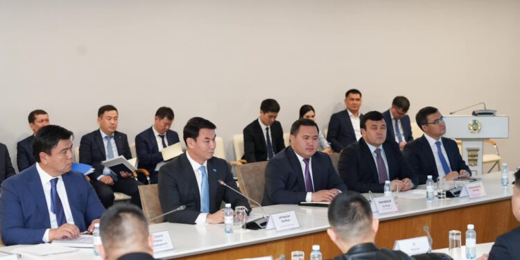 ТҮРКІСТАН ОБЛЫСЫ ӘКІМІ ДАРХАН САТЫБАЛДЫ БІР ТОП ИНВЕСТОРМЕН КЕЛІССӨЗ ЖҮРГІЗДІ