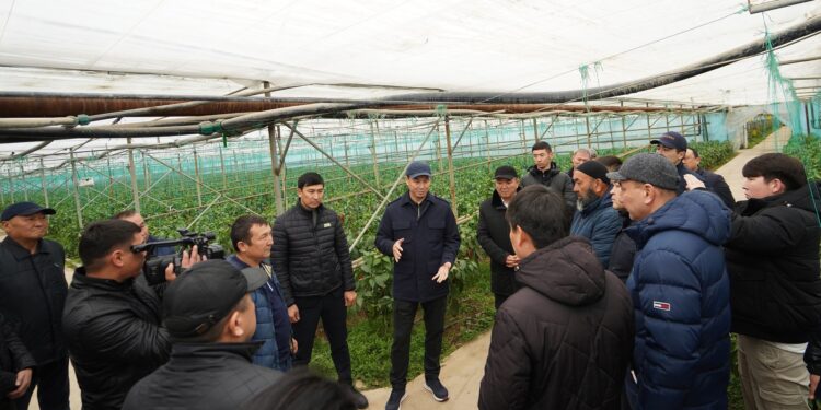 ДАРХАН САТЫБАЛДЫ ШАРУАЛАРМЕН КЕЗДЕСТІ