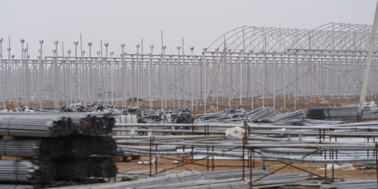 ТҮРКІСТАН: КЕЛЕС АУДАНЫНДА ЕЛІМІЗДЕГІ ЕҢ ІРІ ЖЫЛЫЖАЙ КЕШЕНІ САЛЫНУДА