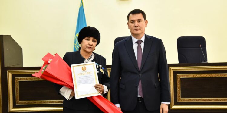 АУДАН ӘКІМІ ЖЕЛТОҚСАНШЫЛАРМЕН КЕЗДЕСТІ.