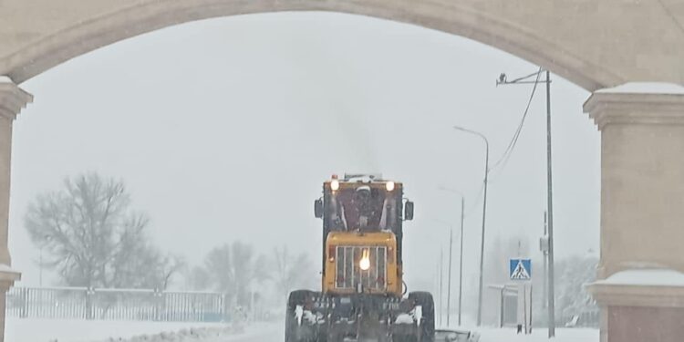 ТҮРКІСТАН: ОБЛЫСТЫҚ МАҢЫЗЫ БАР ЖОЛДАР ҚАРДАН ТАЗАЛАНУДА.