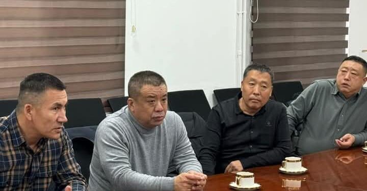 Сауран ауданының әкімі қытайлық инвесторлармен кездесті: жеміс ағаштарын егу жобасы талқыланды .