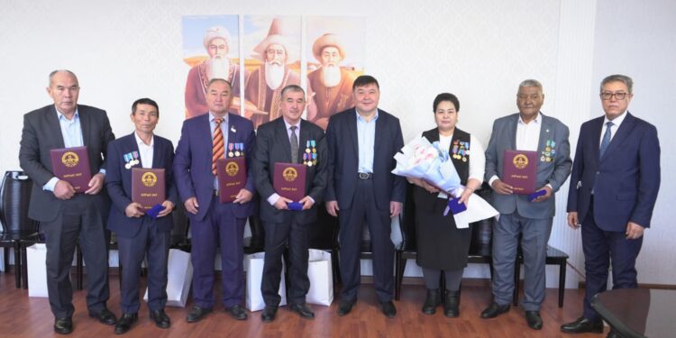 ШАРДАРА: АУДАН ӘКІМІ ЖЕЛТОҚСАНШЫЛАРДЫ ҚАБЫЛДАДЫ.