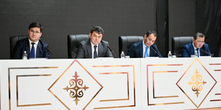 ТҮРКІСТАН: ВИЦЕ-МИНИСТР ЖЕТІСАЙ АУДАНЫНЫҢ ШАРУАЛАРЫМЕН КЕЗДЕСТІ.