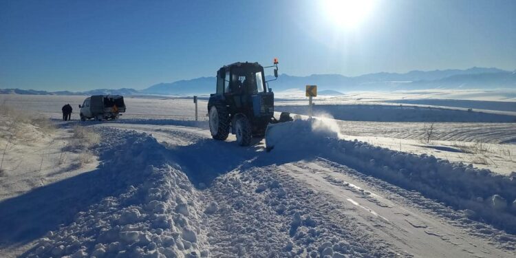 ТҮРКІСТАН: ОБЛЫСТЫҚ МАҢЫЗЫ БАР ЖОЛДАРДЫ ҚАРДАН ТАЗАЛАУ ЖҰМЫСТАРЫ ЖАЛҒАСУДА.
