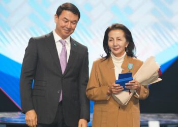 Қазақстан Республикасы Президентінің ЖАРЛЫҒЫНА сәйкес Мемлекеттік және қоғамдық қызметтегі cіңірген еңбегі, елдің әлеуметтік-экономикалық және мәдени дамуына, халықтар арасындағы достық пен ынтымақтастықты нығайтуға қосқан елеулі үлесі үшін марапатталды: