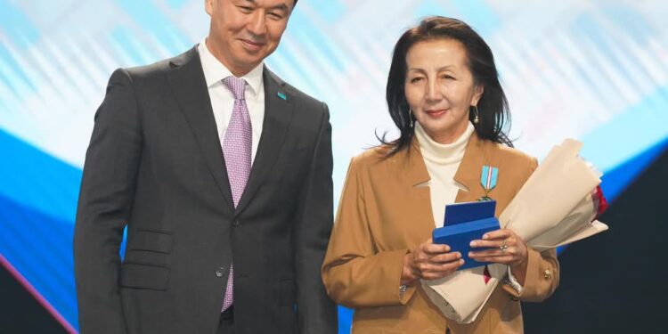 Қазақстан Республикасы Президентінің ЖАРЛЫҒЫНА сәйкес Мемлекеттік және қоғамдық қызметтегі cіңірген еңбегі, елдің әлеуметтік-экономикалық және мәдени дамуына, халықтар арасындағы достық пен ынтымақтастықты нығайтуға қосқан елеулі үлесі үшін марапатталды: