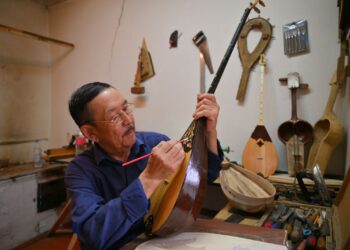 ОТЫРАРЛЫҚ ДОМБЫРА ЖАСАЙТЫН ШЕБЕР.