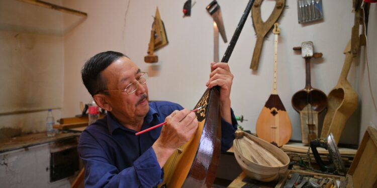 ОТЫРАРЛЫҚ ДОМБЫРА ЖАСАЙТЫН ШЕБЕР.