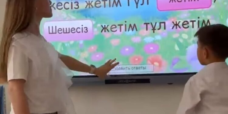 «Әке – асқар тау, бала – ағын су»атты тәрбие сағаты өтті . Кентау қалалық мектептердің бірінде.