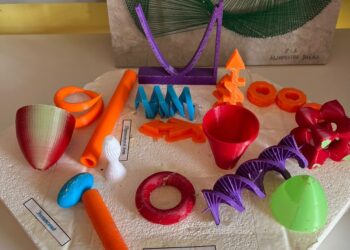 Сауран ауданы білім бөліміне қарасты. Ә.Сығай атындағы жалпы білім беретін мектебінде STEM кабинетінің жабдықтау жөніндегі инженері мен оқушылар бірлесе отырып 3D принтер көмегімен өз қолдарымен ерекше әрі пайдалы дүниелер жасап шығарылуда.