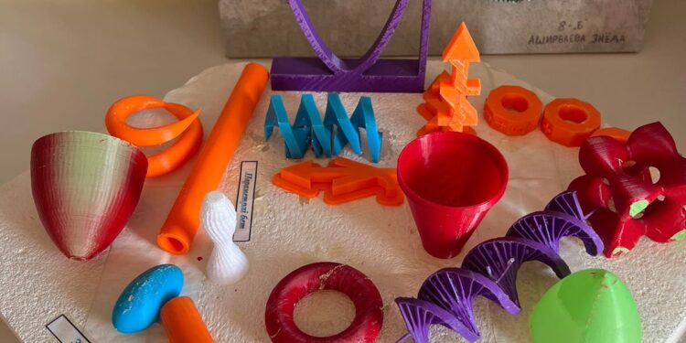 Сауран ауданы білім бөліміне қарасты. Ә.Сығай атындағы жалпы білім беретін мектебінде STEM кабинетінің жабдықтау жөніндегі инженері мен оқушылар бірлесе отырып 3D принтер көмегімен өз қолдарымен ерекше әрі пайдалы дүниелер жасап шығарылуда.