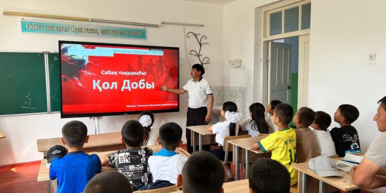 Абай жалпы білім беретін мектебінің дене шынықтыру пән бірлестігінің апталығы өткізілді. «Қол добы» ойыны.