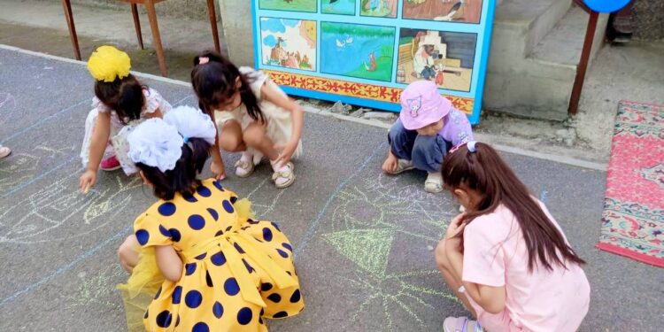 «Бақытты балалық шақ» атты балалардың асфальтқа сурет салу байқауы өтті.