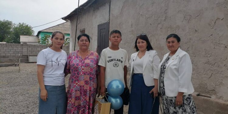 Сауран ауданы білім бөліміне қарасты. А.Байтұрсынұлы атындағы жалпы білім беретін мектебінің директоры «1 маусым — Халықаралық балаларды қорғау күніне» орай үйде оқитын ерекше білім беруді қажет ететін оқушыларды мерекемен құттықтап,көтеріңкі көңіл-күй сыйлау мақсатында арнайы үйлеріне барып сыйлықтарын табыстап қайтты.
