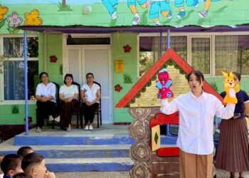 «Түлкі мен қоян» ертегісі қойылып,бүлдіршіндер мәз болды.