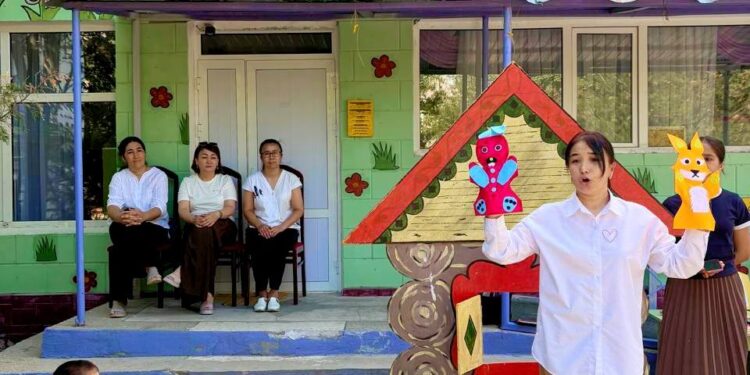 «Түлкі мен қоян» ертегісі қойылып,бүлдіршіндер мәз болды.