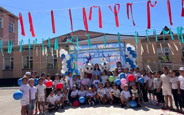 Сауран ауданы білім бөліміне қарасты. «Балауса» жазғы лагері ашылды!  Бүгін мектебімізде көптен күткен қуанышты сәт — мектеп жанындағы «Балауса» жазғы демалыс лагерінің ашылуына арналған «Бақытты балалық шақ» атты салтанатты іс-шара өтті!