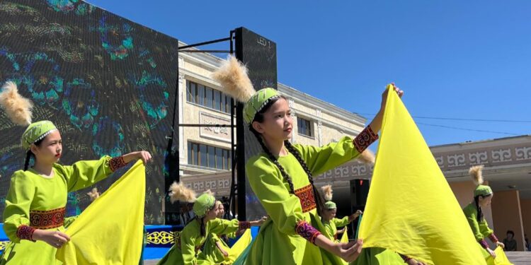 1-маусым Балаларды қорғау күніне орай Кентау қаласы Ынтымақ алаңында “Мен өмірдің гүлімін” мерекелік іс-шарасы өтті.