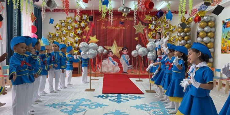 Сауран ауданы білім бөліміне қарасты. Бүгін «Қызғалдақ» мектепалды даярлық тобының бүлдіршіндері үшін ерекше күн болды – олар өздерінің сүйікті балабақшаларымен қоштасты.