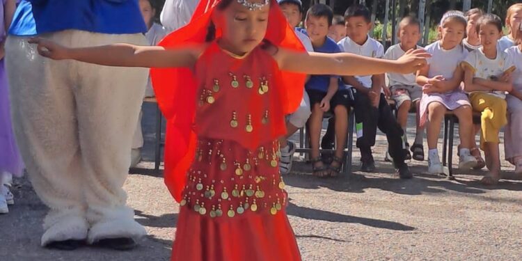 Сауран ауданы білім бөліміне қарасты. «Құмтүйін» жалпы білім беретін мектебінде «1 маусым – Балаларды қорғау күніне» орай «Балдырған» мектепішілік жазғы демалыс лагері өз жұмысын салтанатты түрде бастады.