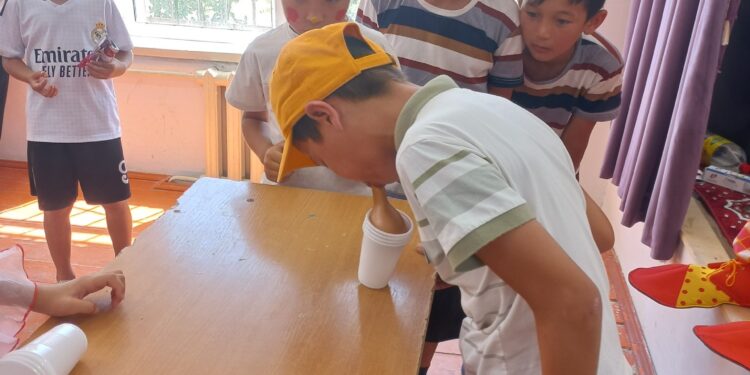 Сауран ауданы білім бөліміне қарасты. «Қаражон» шағын жинақты жалпы білім беретін мектебінде Халықаралық балаларды қорғау күніне орай мектеп жанындағы “Балдаурен” жазғы тынығу спорттық лагердің ашылуы болды.