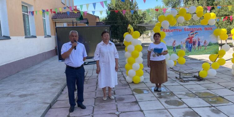 Сауран ауданы білім бөліміне қарасты. «Қ.Рысбеков» атындағы №5 жалпы білім беретін мектеп жанындағы интернатында «1-маусым- Балаларды қорғау күніне» орай жазғы сауықтыру лагері өз жұмысын саланатты түрде бастады.