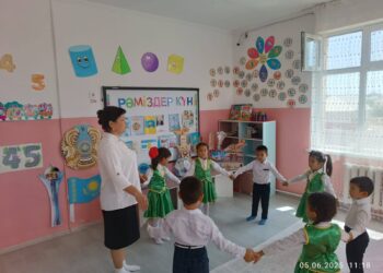 Сауран ауданы білім бөліміне қарасты.Алтын Ұя Балабақшасында  «Қызғалдақ»  ересек тобында «Рәміздер күні»  тақырыбында тәрбие сағаты өткізілді.