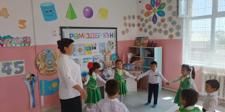 Сауран ауданы білім бөліміне қарасты.Алтын Ұя Балабақшасында  «Қызғалдақ»  ересек тобында «Рәміздер күні»  тақырыбында тәрбие сағаты өткізілді.