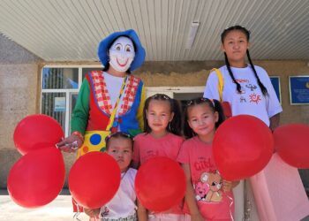 Сауран ауданы білім бөліміне қарасты.Қаражон Шағын Жинақты Жббм балаларды қорғау күні қарсаңында ерекше білімді қажет ететін , үйде оқылатын балаларды құттықтап қайтты.
