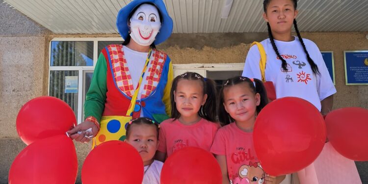 Сауран ауданы білім бөліміне қарасты.Қаражон Шағын Жинақты Жббм балаларды қорғау күні қарсаңында ерекше білімді қажет ететін , үйде оқылатын балаларды құттықтап қайтты.